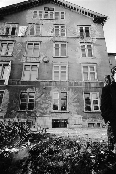 Image of sheet 19920010 photo 34: Kanzlei schulhaus und brennende Schulbänke. Zürich 1992 √ pulte tables chairs burned fyer schule school
housing occupation occupied house home protest swiss switzerland Schweiz Europe
ohne Aufkleber printed by Lorenz Erismann