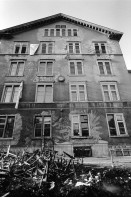 Image of sheet 19920010 photo 35: pulte tables chairs burned fyer schule school
housing occupation occupied house home protest swiss switzerland Schweiz Europe
ohne Aufkleber printed by Lorenz Erismann