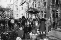 Image of sheet 19920010 photo 6: Flohmarkt im Kanzleischulhaus. Silvano Speranza fährt den Federlos Bus. Züglete vom Kanzlei. Plastik von Schang Hutter. Werbeplakat für Baer gescrached. Schulbänke liegen im Hof verbrannt. Rebecca Naldi. Schulhaus Portrait Kanzleischulhaus und brennende Schulbänke. Zürich 1992 pulte tables chairs burned fyer schule school 
housing occupation occupied house home protest swiss switzerland Schweiz Europe