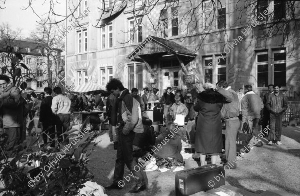 Image of sheet 19920010 photo 6: Flohmarkt im Kanzleischulhaus. Silvano Speranza fährt den Federlos Bus. Züglete vom Kanzlei. Plastik von Schang Hutter. Werbeplakat für Baer gescrached. Schulbänke liegen im Hof verbrannt. Rebecca Naldi. Schulhaus Portrait Kanzleischulhaus und brennende Schulbänke. Zürich 1992 pulte tables chairs burned fyer schule school 
housing occupation occupied house home protest swiss switzerland Schweiz Europe