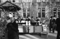 Image of sheet 19920010 photo 8: Flohmarkt im Kanzleischulhaus. Silvano Speranza fährt den Federlos Bus. Züglete vom Kanzlei. Plastik von Schang Hutter. Werbeplakat für Baer gescrached. Schulbänke liegen im Hof verbrannt. Rebecca Naldi. Schulhaus Portrait Kanzleischulhaus und brennende Schulbänke. Zürich 1992 pulte tables chairs burned fyer schule school 
housing occupation occupied house home protest swiss switzerland Schweiz Europe