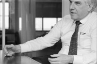 Image of sheet 19920060 photo 15: BZ-Bank Direktor Kurt Schildknecht im Interview mir Res Strehle für die Weltwoche im Robert Ober Haus in Zürich.
Die BZ Bank wurde 1985 von Martin Ebner in Zürich als BZ Bank Zürich Aktiengesellschaft gegründet. Seit Ende 1997 hat sie ihren Sitz in Freienbach[1], im Ortsteil Wilen bei Wollerau. Die operative Führung der Bank hat Martin Ebner im Januar 2001 abgegeben, hält aber mit einem Anteil von 60 Prozent die Aktienmehrheit.