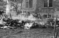 Image of sheet 19920070 photo 1: Der Schulanfang im Kanzleischulhaus fängt mit brennenden Schulbänken im Hof an.