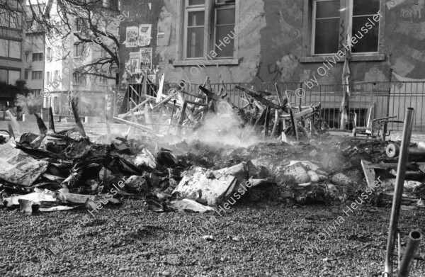 Image of sheet 19920070 photo 1: Der Schulanfang im Kanzleischulhaus fängt mit brennenden Schulbänken im Hof an.