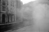 Image of sheet 19920070 photo 21: Am Tag der Schulbetriebsaufnahme brennen die Schulmöbel im Hof des Kanzleischulhauses. Zürich 02.92 √ protest Kreis vier 4 school Kanzlei