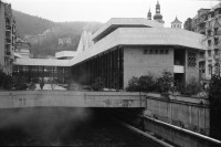 Image of sheet 19920070 photo 24: Am Tag der Schulbetriebsaufnahme brennen die Schulmöbel im Hof des Kanzleischulhauses. Zürich 02.92 √ protest Kreis vier 4 school Kanzlei