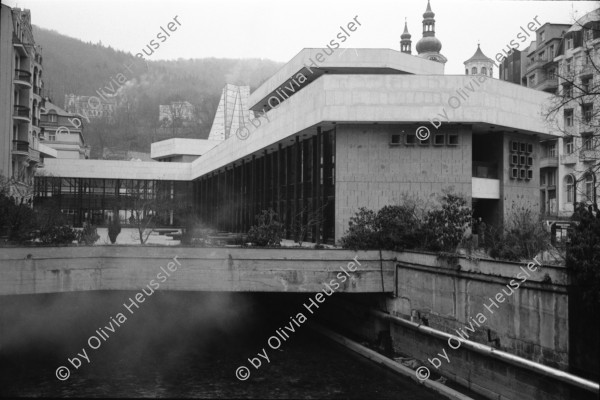 Image of sheet 19920070 photo 24: Am Tag der Schulbetriebsaufnahme brennen die Schulmöbel im Hof des Kanzleischulhauses. Zürich 02.92 √ protest Kreis vier 4 school Kanzlei