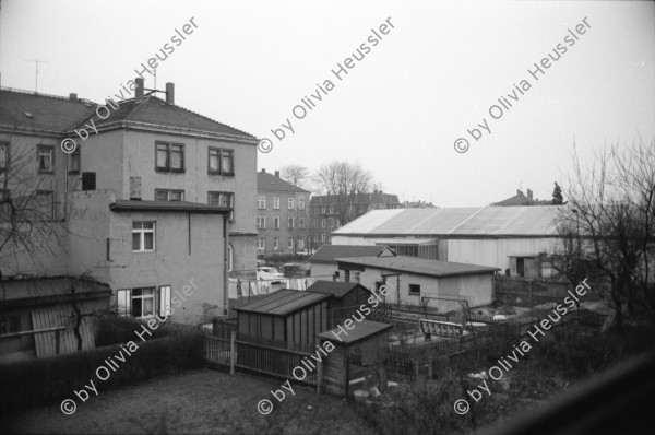 Image of sheet 19920070 photo 29: Am Tag der Schulbetriebsaufnahme brennen die Schulmöbel im Hof des Kanzleischulhauses. Zürich 02.92 √ protest Kreis vier 4 school Kanzlei