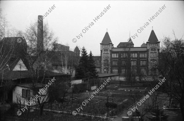 Image of sheet 19920070 photo 31: Der Schulanfang im Kanzleischulhaus fängt mir brennenden Schulbänken im Hof an. Portrait von Cmdte. Dora Maria Tellez im Hotel beim Römerhof. Gordevio Winterbild. Reise nach der CSFR mit Jan nach Karlovy Vary, (Karlsbad). Cafe an der Grenze. Espresso. Dampf in den Strassen. Portrait von Jan Svan und Karin Weber in Dresden, vor der Galerie Mitte. Fahrt im Zug durch die sächsische Schweiz und der Elbe entlang. ehemalige DDR Deutschland Tschechien 1992 Zürich