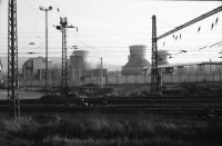 Image of sheet 19920080 photo 18: Der Fluss Elbe durch schmutziges Fenster. Es stehen Rucksäcke am Bahnhof von Usti mit Snackbar und sog. Pfadfinder oder eine Jugendgruppe. weibl. Bahnangestellte. Kohlebergwerk von Most. Mit Kirche. die auf Schienen früher weg transportiert wurde. Zug reihe. Wagons Tagabbaugebiet für Braunkohle Richtung Karlsbad, dem Erzgebirge entlang. Norden Tschechien Jirkov Bahnhof. Nordböhmen ehemaliges Sudetenland. Nach dem zweiten Weltkrieg wurden die mit Nazi Hitler sympatisierenden Sudeten, die deutsch sprachen, mit gerade 20kg Gepäck pro Person, ausgeschafft. Usti. Czech Republic. 1992