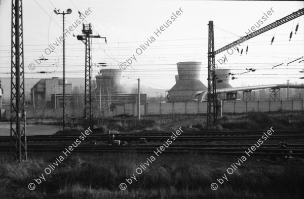 Image of sheet 19920080 photo 18: Der Fluss Elbe durch schmutziges Fenster. Es stehen Rucksäcke am Bahnhof von Usti mit Snackbar und sog. Pfadfinder oder eine Jugendgruppe. weibl. Bahnangestellte. Kohlebergwerk von Most. Mit Kirche. die auf Schienen früher weg transportiert wurde. Zug reihe. Wagons Tagabbaugebiet für Braunkohle Richtung Karlsbad, dem Erzgebirge entlang. Norden Tschechien Jirkov Bahnhof. Nordböhmen ehemaliges Sudetenland. Nach dem zweiten Weltkrieg wurden die mit Nazi Hitler sympatisierenden Sudeten, die deutsch sprachen, mit gerade 20kg Gepäck pro Person, ausgeschafft. Usti. Czech Republic. 1992