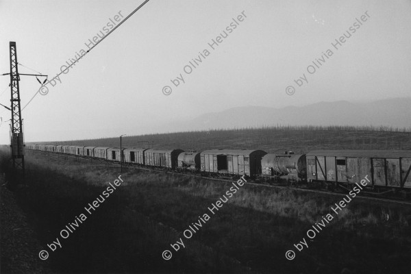 Image of sheet 19920080 photo 20: Ein Güterzug wartet auf Einsatz. Die Gegend im Erzgebirge nach Jahren der Ausbeutung für Braunkohle ausgelaugt. Most Nordböhmen, Tschechien 02.92 √ 1992 Czechia 
Brown coal mine in the Ore Mountains Train Transport Freight train waits to be loaded with brown coal. Most 02.92
ohne Aufkleber