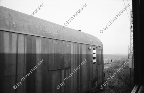 Image of sheet 19920080 photo 22: Der Fluss Elbe durch schmutziges Fenster. Es stehen Rucksäcke am Bahnhof von Usti mit Snackbar und sog. Pfadfinder oder eine Jugendgruppe. weibl. Bahnangestellte. Kohlebergwerk von Most. Mit Kirche. die auf Schienen früher weg transportiert wurde. Zug reihe. Wagons Tagabbaugebiet für Braunkohle Richtung Karlsbad, dem Erzgebirge entlang. Norden Tschechien Jirkov Bahnhof. Nordböhmen ehemaliges Sudetenland. Nach dem zweiten Weltkrieg wurden die mit Nazi Hitler sympatisierenden Sudeten, die deutsch sprachen, mit gerade 20kg Gepäck pro Person, ausgeschafft. Usti. Czech Republic. 1992