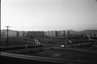 Image of sheet 19920080 photo 35: Der Fluss Elbe durch schmutziges Fenster. Es stehen Rucksäcke am Bahnhof von Usti mit Snackbar und sog. Pfadfinder oder eine Jugendgruppe. weibl. Bahnangestellte. Kohlebergwerk von Most. Mit Kirche. die auf Schienen früher weg transportiert wurde. Zug reihe. Wagons Tagabbaugebiet für Braunkohle Richtung Karlsbad, dem Erzgebirge entlang. Norden Tschechien Jirkov Bahnhof. Nordböhmen ehemaliges Sudetenland. Nach dem zweiten Weltkrieg wurden die mit Nazi Hitler sympatisierenden Sudeten, die deutsch sprachen, mit gerade 20kg Gepäck pro Person, ausgeschafft. Usti. Czech Republic. 1992