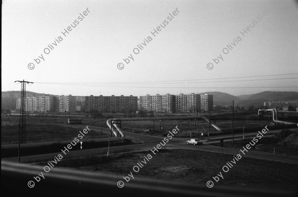 Image of sheet 19920080 photo 35: Der Fluss Elbe durch schmutziges Fenster. Es stehen Rucksäcke am Bahnhof von Usti mit Snackbar und sog. Pfadfinder oder eine Jugendgruppe. weibl. Bahnangestellte. Kohlebergwerk von Most. Mit Kirche. die auf Schienen früher weg transportiert wurde. Zug reihe. Wagons Tagabbaugebiet für Braunkohle Richtung Karlsbad, dem Erzgebirge entlang. Norden Tschechien Jirkov Bahnhof. Nordböhmen ehemaliges Sudetenland. Nach dem zweiten Weltkrieg wurden die mit Nazi Hitler sympatisierenden Sudeten, die deutsch sprachen, mit gerade 20kg Gepäck pro Person, ausgeschafft. Usti. Czech Republic. 1992