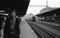 Image of sheet 19920080 photo 9: Der Fluss Elbe durch schmutziges Fenster. Es stehen Rucksäcke am Bahnhof von Usti mit Snackbar und sog. Pfadfinder oder eine Jugendgruppe. weibl. Bahnangestellte. Kohlebergwerk von Most. Mit Kirche. die auf Schienen früher weg transportiert wurde. Zug reihe. Wagons Tagabbaugebiet für Braunkohle Richtung Karlsbad, dem Erzgebirge entlang. Norden Tschechien Jirkov Bahnhof. Nordböhmen ehemaliges Sudetenland. Nach dem zweiten Weltkrieg wurden die mit Nazi Hitler sympatisierenden Sudeten, die deutsch sprachen, mit gerade 20kg Gepäck pro Person, ausgeschafft. Usti. Czech Republic. 1992