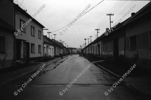 Image of sheet 19920100 photo 1: Im Dorf Dolmi Bojanovice.Eine alte Bäuerin. Der Weinbauer Franz Kubena. Im Weinkeller. In einer Parkettfabrik bei Hodonin. Frauen arbeiten am Fliessband. Abzeichnungen von Havel. Sprays gegen die Romas: 'Die Schwarzen ins Gas'. An einer Bushaltestellein Hodonin. Only for White. lautsprecher und Totenfahne. 1992 Tschechien