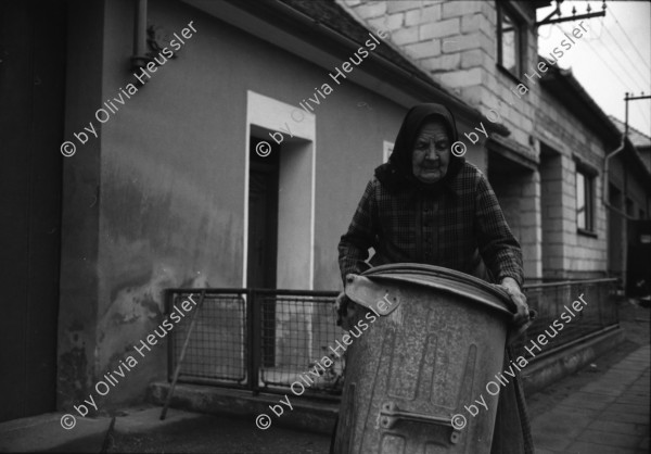 Image of sheet 19920100 photo 10: Im Dorf Dolmi Bojanovice.Eine alte Bäuerin. Der Weinbauer Franz Kubena. Im Weinkeller. In einer Parkettfabrik bei Hodonin. Frauen arbeiten am Fliessband. Abzeichnungen von Havel. Sprays gegen die Romas: 'Die Schwarzen ins Gas'. An einer Bushaltestellein Hodonin. Only for White. lautsprecher und Totenfahne. 1992 Tschechien