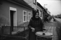 Image of sheet 19920100 photo 12: Im Dorf Dolmi Bojanovice.Eine alte Bäuerin. Der Weinbauer Franz Kubena. Im Weinkeller. In einer Parkettfabrik bei Hodonin. Frauen arbeiten am Fliessband. Abzeichnungen von Havel. Sprays gegen die Romas: 'Die Schwarzen ins Gas'. An einer Bushaltestellein Hodonin. Only for White. lautsprecher und Totenfahne. 1992 Tschechien