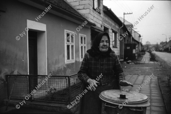 Image of sheet 19920100 photo 12: Im Dorf Dolmi Bojanovice.Eine alte Bäuerin. Der Weinbauer Franz Kubena. Im Weinkeller. In einer Parkettfabrik bei Hodonin. Frauen arbeiten am Fliessband. Abzeichnungen von Havel. Sprays gegen die Romas: 'Die Schwarzen ins Gas'. An einer Bushaltestellein Hodonin. Only for White. lautsprecher und Totenfahne. 1992 Tschechien