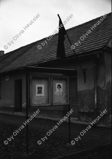 Image of sheet 19920100 photo 6: Im Dorf Dolmi Bojanovice.Eine alte Bäuerin. Der Weinbauer Franz Kubena. Im Weinkeller. In einer Parkettfabrik bei Hodonin. Frauen arbeiten am Fliessband. Abzeichnungen von Havel. Sprays gegen die Romas: 'Die Schwarzen ins Gas'. An einer Bushaltestellein Hodonin. Only for White. lautsprecher und Totenfahne. 1992 Tschechien