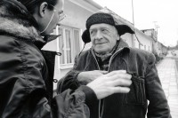 Image of sheet 19920110 photo 8: Vater von Jan Swan in Hodonin. Tschechien 02.92 1992 √ man Father and son. Czechia retired man
