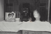 Image of sheet 19920120 photo 11: Frauen Frisuren Haare Perrücke schönheit salon Kreis 4 Zürich . Schaufenster für Annabelle.
1992 Fenster Strasse Kopf