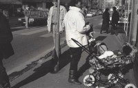 Image of sheet 19920120 photo 22: Mutter mit Kleinkinder in Kinderwagen an der Langstrasse in Zürich 1992.