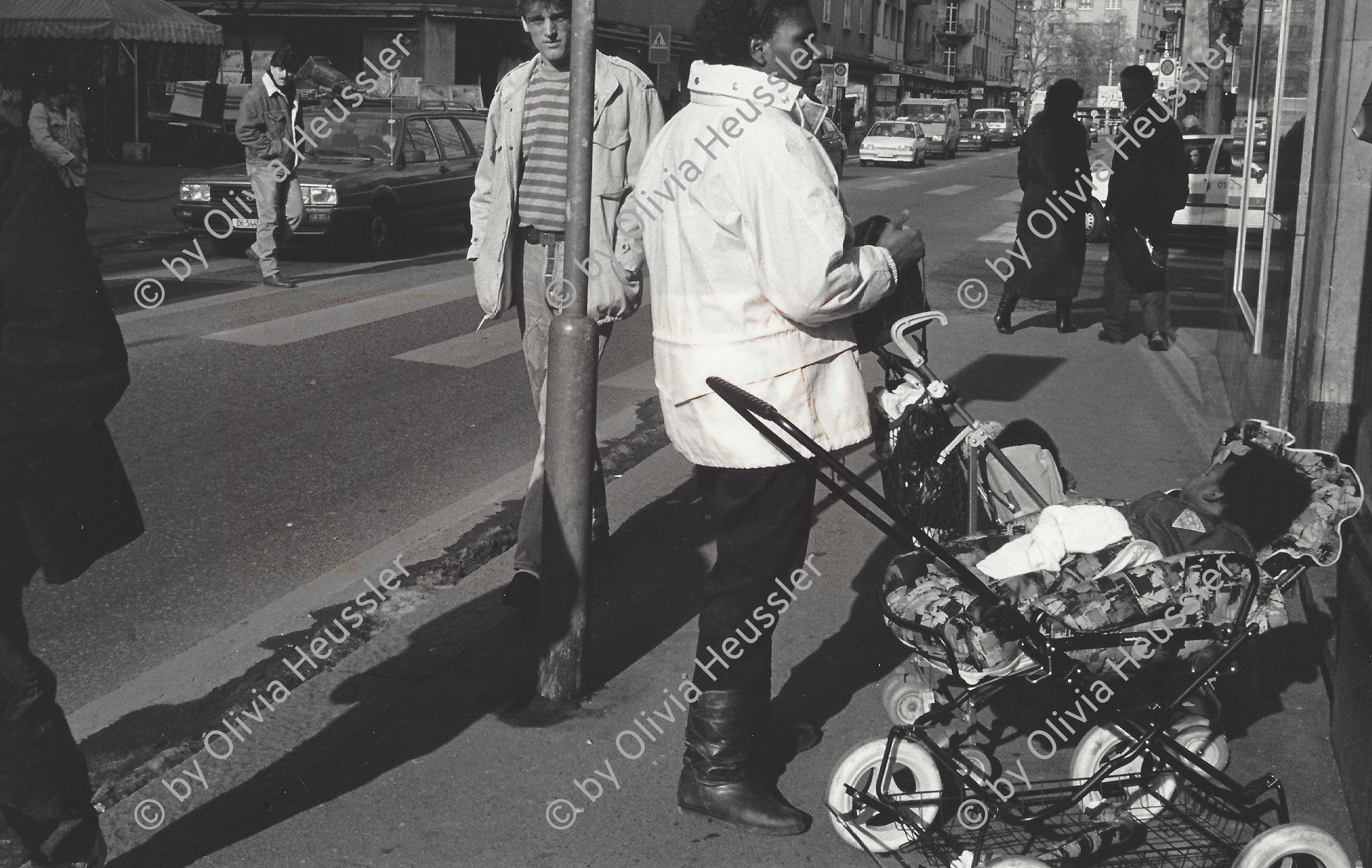 Image of sheet 19920120 photo 22: Mutter mit Kleinkinder in Kinderwagen an der Langstrasse in Zürich 1992.