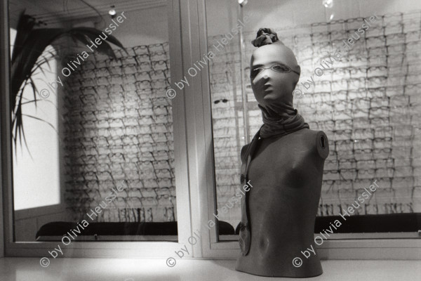 Image of sheet 19920130 photo 4: Schaufenster puppe mit Brille in Seidenstrumpf in Simons's Brillenladen an der Oberen Zäune. Schaufenster 1992 Zürich Schweiz √ Swiss Switzerland
Mannequin with glasses on doll decoration