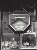 Image of sheet 19920140 photo 18: eingeschlagene Schaufenster mit Frauenbildern Bildern eines Sex clubs Erotic Establishment Aussersihl im Kreis 4 Zürich 02.92 1992 √ FIZ zurück Fenster Werbung Strasse Frauen Arbeit Protest
fiz zurück
