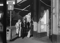 Image of sheet 19920140 photo 20: Claudia Hürlimann und Gianni. Redaktion 'Entwürfe' mit Lars Müller (2. v. re.) Grafikerin Ennetbaden. 1. Nummer für April. Nachfolgezeitung des Einspruch v.l.n.r. Margrit Ragouth, Markus Bührer, Lars Müller und Konrad Klotz.
Schaufenster Coiffeur Anwandstrasse Aussersihl. Geschäft für jüdische Religionsutensilien. Orthodoxe Juden. Schaufenster 6 to 9. Kaputtes Auslagefenster mit Abbildungen von Frauen aus der dritten Welt. Entwicklungsländer. Frauen in Pelzmäntel an der Langstrasse. Kehrichtverbrennungsanlage Josefstrasse. Zürich 1992