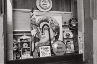 Image of sheet 19920140 photo 8: Schaufenster Coiffeur Anwandstrasse Aussersihl. Kreis 4 vier, Zürich 1992 √