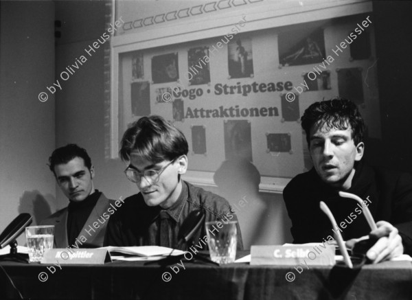 Image of sheet 19920150 photo 16: frtsg. 920140 Bally Presse lunch Marie Louise Stickelberger TA Nr. 3. Arbeitnehmerinnen im Hotelbetrieb Hotel Dolder. Treppe und Restaurant von Innen. Interieur.
Lesung im Buchladen von Paranoia City. mit Raphael Zehnder alias Eva Maria Cuchulain, li. M. Spitteler, mi. und re. Constantin Seibt. Tomi Thomas Geiger macht Performance mit kleinem Plüschaffen. Pfui und Schoggihuhn. Portrait. Zürich 1992