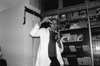 Image of sheet 19920150 photo 28: Performance mit kleinem Plüschaffen Pfui und Schoggihuhn. Portrait. Zürich 1992