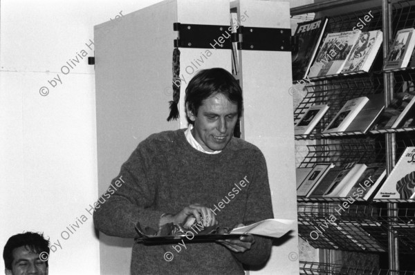 Image of sheet 19920150 photo 32: Tomi Thomas Geiger macht Performance mit kleinem Plüschaffen. Pfui und Schoggihuhn. Portrait. Zürich 1992