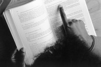 Image of sheet 19920160 photo 10: Eine Afrikanische Einwanderin studiert das Schweizerische Zivilgesetzbuch. Zürich, schweiz, 03.92 1992 √ refugee law swiss book justice woman women hand black imigrant worker FIZ zurück Gesetz Recht