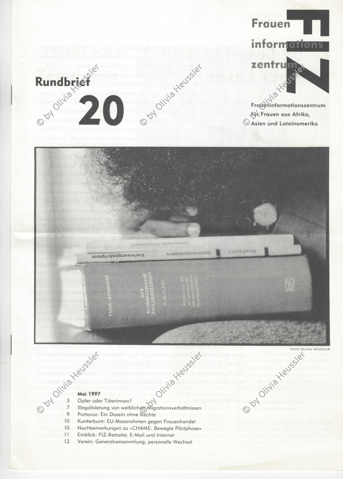 Image of sheet 19920160 photo 17: Afrikanische Einwanderin studiert das Schweizerische Zivilgesetzbuch. Zürich, Schweiz, 03.92 1992 √ An African immigrant studied the Swiss Civil Code law refugee woman female FIZ zurück book buch Gesetz recht