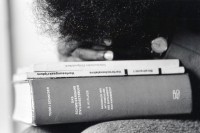 Image of sheet 19920160 photo 17: Afrikanische Einwanderin studiert das Schweizerische Zivilgesetzbuch. Zürich, Schweiz, 03.92 1992 √ An African immigrant studied the Swiss Civil Code law refugee woman female FIZ zurück book buch Gesetz recht