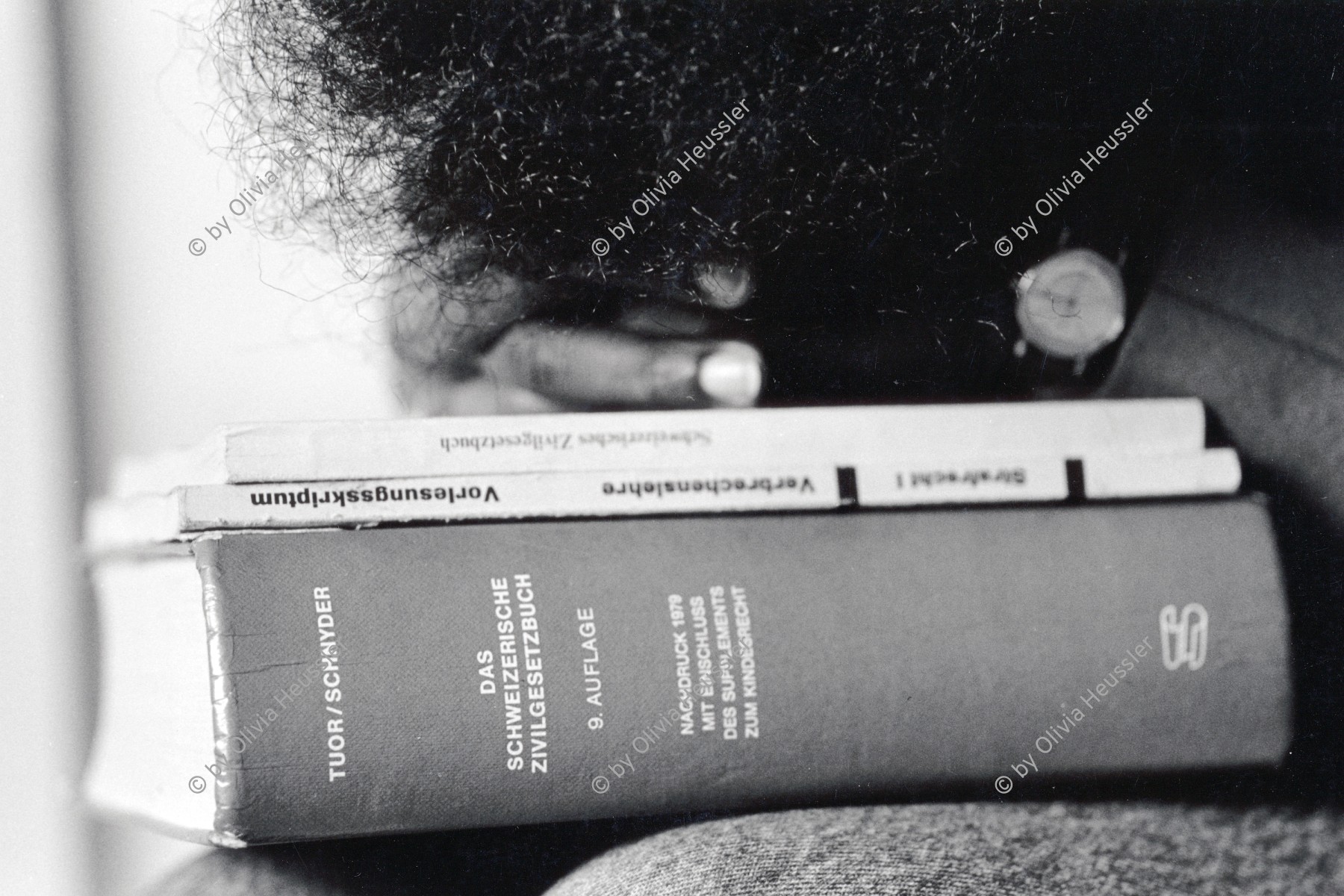 Image of sheet 19920160 photo 17: Afrikanische Einwanderin studiert das Schweizerische Zivilgesetzbuch. Zürich, Schweiz, 03.92 1992 √ An African immigrant studied the Swiss Civil Code law refugee woman female FIZ zurück book buch Gesetz recht