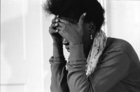 Image of sheet 19920160 photo 34: Chinwe Speranza aus Zimbabwe steht mir Modell für eine Arbeit fürs FIZ zum Thema Frauen aus der dritten Welt im Konflikt mit dem Schweizerischen Strafgesetz. Bücher Justiz etc. Sie ist nicht zu erkennen. hat oft Augen mit Hände verdeckt. Hände auf Bücher. Das Schweizerische Zivilgesetzbuch. Zürich 1992