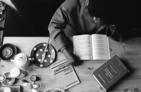 Image of sheet 19920160 photo 5: Chinwe Speranza aus Zimbabwe steht mir Modell für eine Arbeit fürs FIZ zum Thema Frauen aus der dritten Welt im Konflikt mit dem Schweizerischen Strafgesetz. Bücher Justiz etc. Sie ist nicht zu erkennen. hat oft Augen mit Hände verdeckt. Hände auf Bücher. Das Schweizerische Zivilgesetzbuch. Zürich 1992