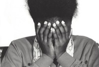 Image of sheet 19920170 photo 18: Eine Afrikanische Einwanderin verdeckt sich ihr Gesicht. Zürich Schweiz, 03.92 FRAU chinwe Fiz zurück