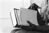 Image of sheet 19920170 photo 2: Das Schweizerische Zivilgesetzbuch in den Händen einer Afrikanischen Einwanderin. FIZ Zürich, 03.92 1992 Erismannhof √
Schweiz Switzerland Europe Europa Swiss 
A immigrant from Nigeria tries to understand the Swiss Civil-law.
Frauen Informations Zentrum FIZ center women woman Fachstelle Frauen Frauenhandel Frauenmigration √ women trafficking women's migration FIZ zurück