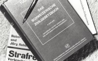 Image of sheet 19920170 photo 32: Das Schweizerische Zivilgesetzbuch.03.92 FIZ zurück Schweiz Gesetz Recht Buch
ZGB 1992 law recht 
Schweiz Switzerland Europe Europa Swiss 
 the Swiss Civil-law.

fiz zurück