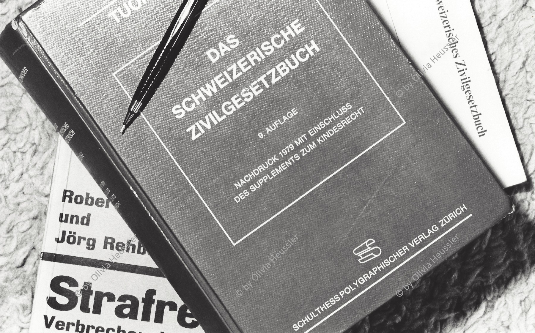 Image of sheet 19920170 photo 32: Das Schweizerische Zivilgesetzbuch.03.92 FIZ zurück Schweiz Gesetz Recht Buch
ZGB 1992 law recht 
Schweiz Switzerland Europe Europa Swiss 
 the Swiss Civil-law.

fiz zurück