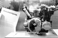 Image of sheet 19920180 photo 11: Motorrad - Motor im Schaufenster der Apotheke am Stadelhoferplatz Stadelhofen in Zürich.03.92 √
1992 street window Kreis eins 1 Downtown Schweiz Swiss Switzerland Europe