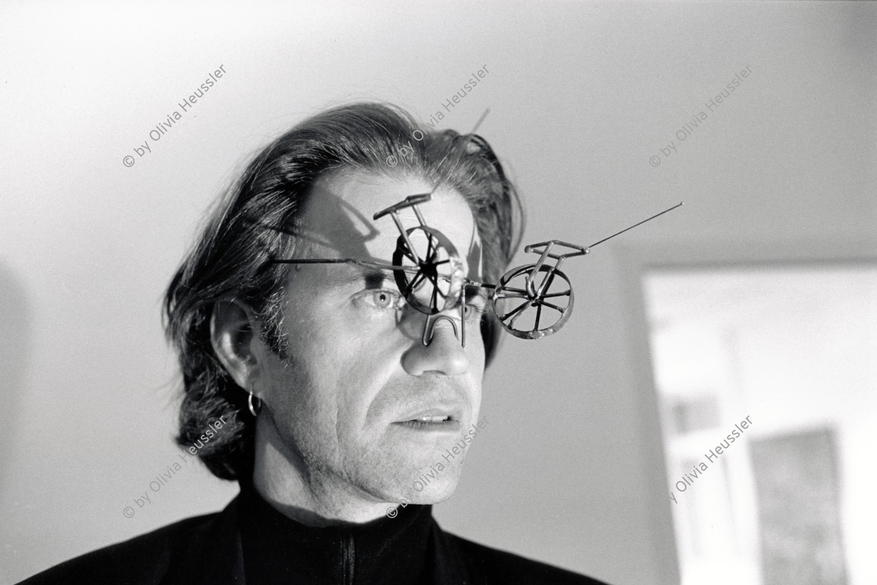 Image of sheet 19920180 photo 14: Der Metallbildhauer Knopp Ferro Hinterecker mit Kanossa Schutzbrille. Zürich, Seefeld März 1992 √ artist art swiss switzerland sculpture Portrait