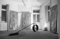 Image of sheet 19920180 photo 21: Schaufenster Condomeria, Klingenstr. 23, Apotheke Stadelhofen, für nnabelle mit Yvonne Kind und Objekte von Knopp FERRO Hinterecker, Seefeld. Mainaustrasse, Stefan Steffi Kenner oder Renner mit Helm und Velobrille von Knopp. Kondome im Schaufenster und Scheinwerferlicht. Zürich 1992 condom anticonceptive 
artist art sculpture portrait switzerland schweiz