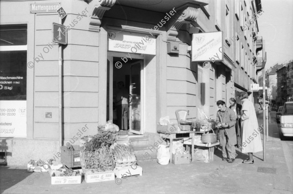 Image of sheet 19920180 photo 29: Schaufenster Condomeria, Klingenstr. 23, Apotheke Stadelhofen, für nnabelle mit Yvonne Kind und Objekte von Knopp FERRO Hinterecker, Seefeld. Mainaustrasse, Stefan Steffi Kenner oder Renner mit Helm und Velobrille von Knopp. Kondome im Schaufenster und Scheinwerferlicht. Zürich 1992 condom anticonceptive 
artist art sculpture portrait switzerland schweiz